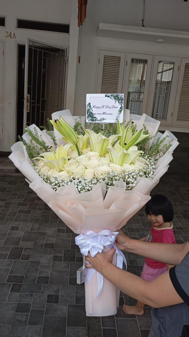 Hand bouquet buket mawar merah di Ciputat - hadiah bunga Valentine CASSIOPEIA Florist