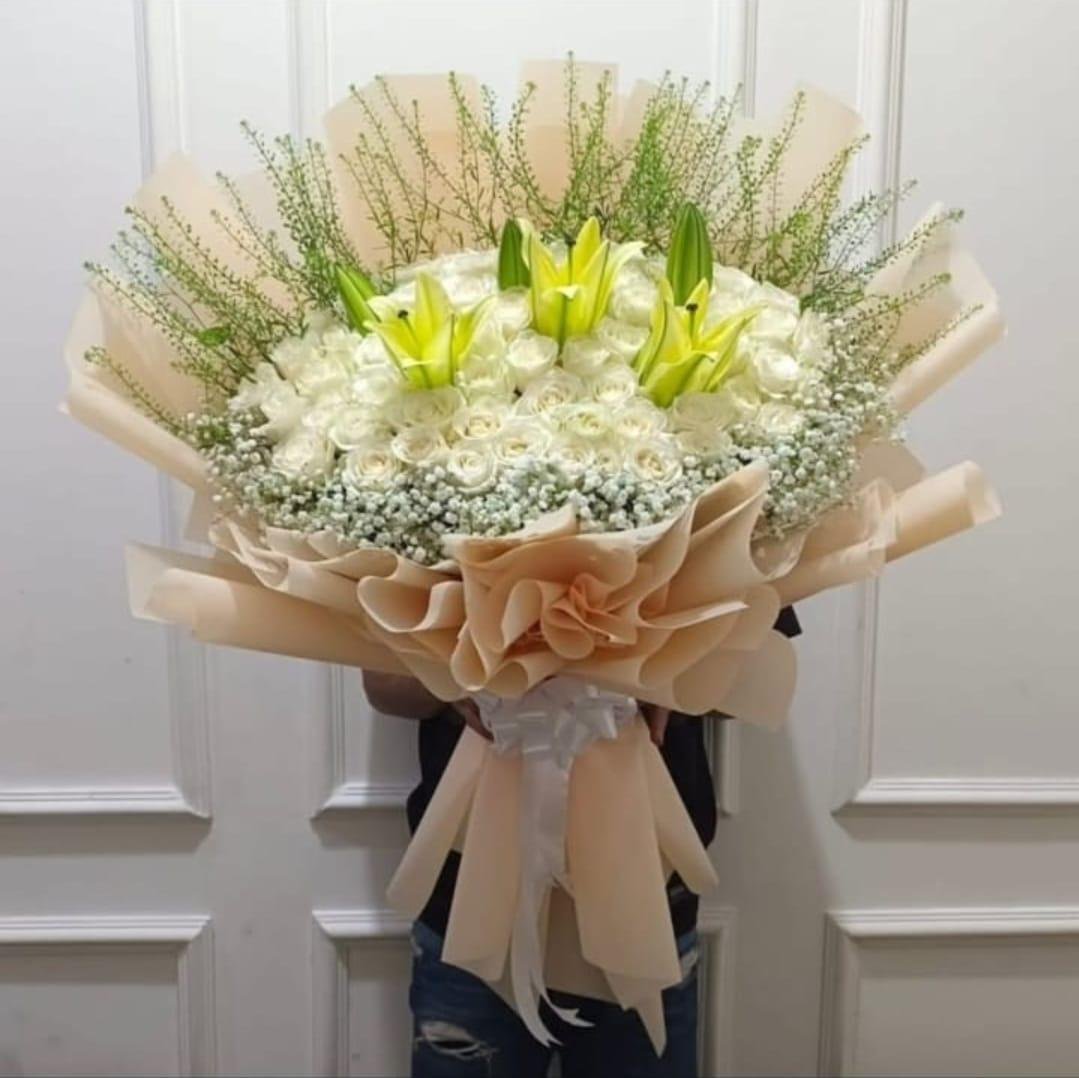 Hand bouquet Hari Ibu di Ciputat - buket mawar putih mewah CASSIOPEIA Florist Tangerang Selatan
