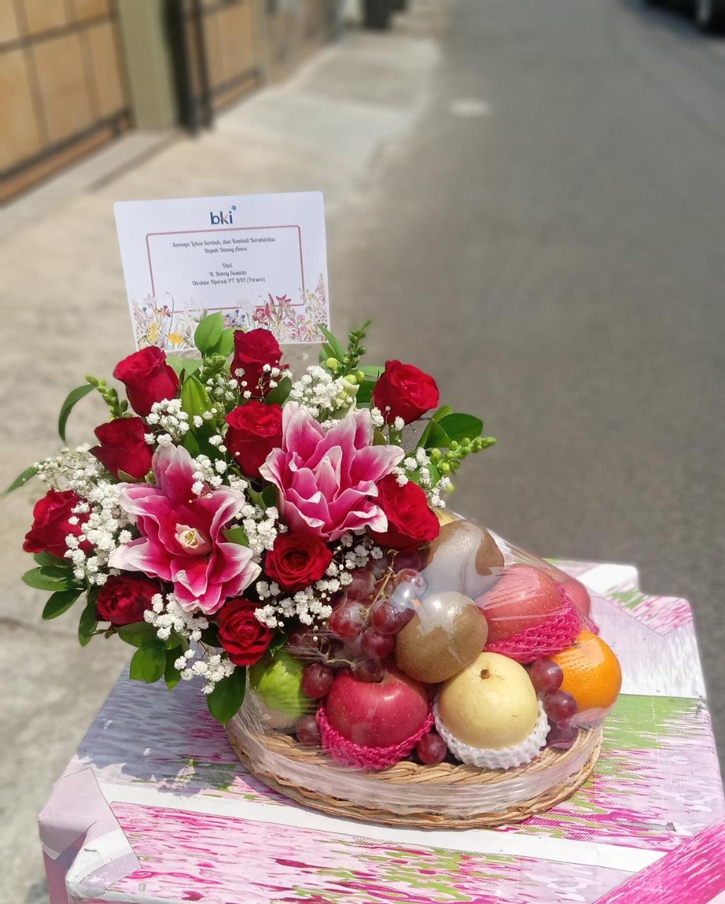 Parcel pecah belah bunga di Ciputat - hampers gift istimewa CASSIOPEIA Florist