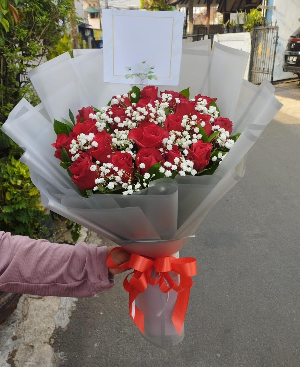 Buket bunga wisuda di Ciputat - hand bouquet kelulusan mawar putih CASSIOPEIA Florist