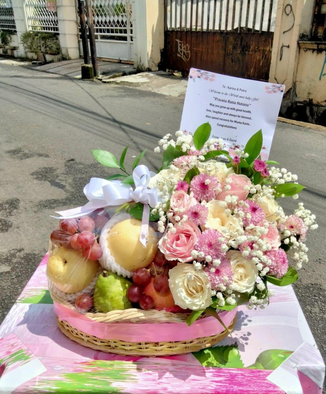 Parcel buah dan bunga segar di Ciputat - hampers jenguk CASSIOPEIA Florist Tangerang Selatan