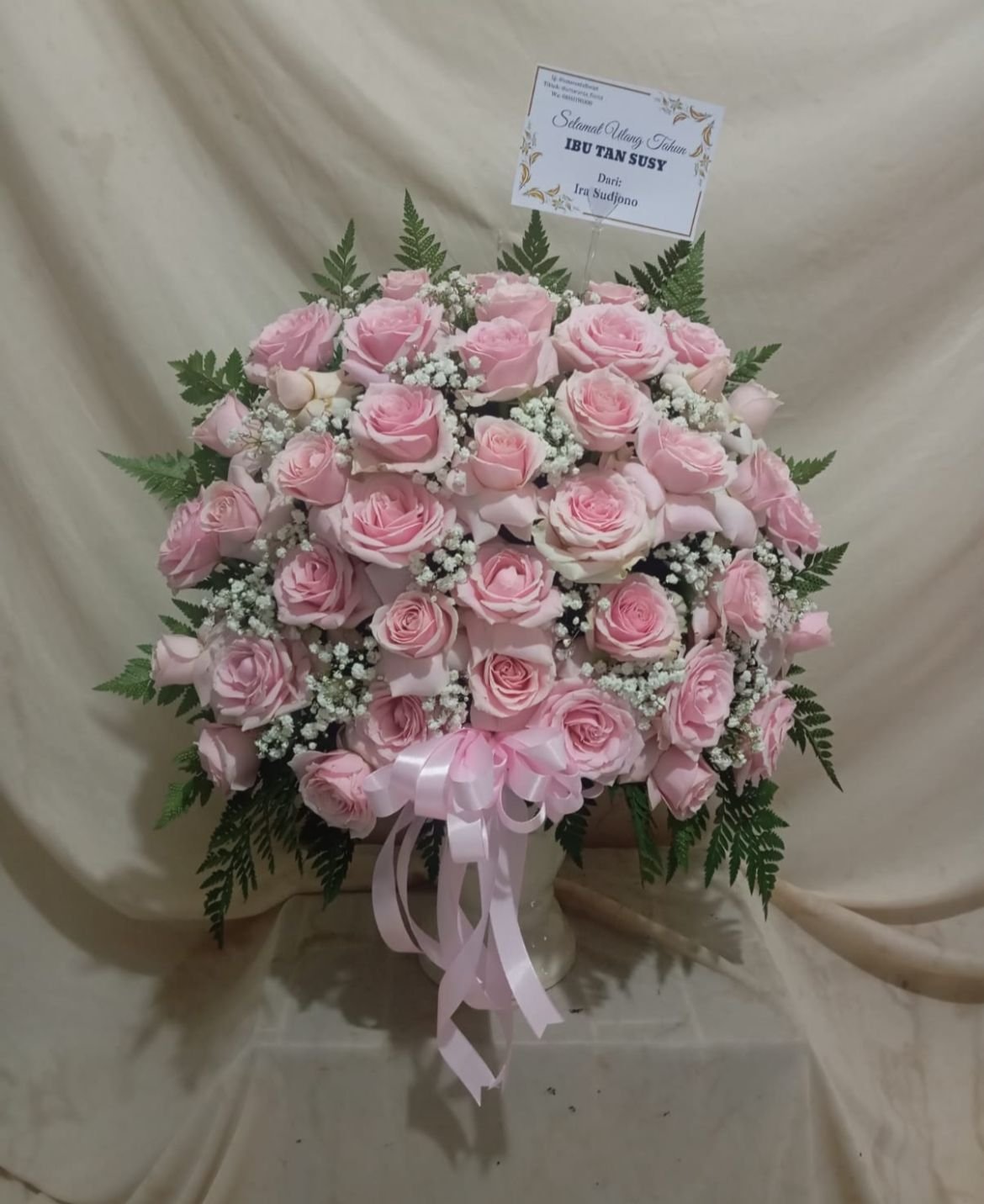 Bunga meja ulang tahun mawar pink di Tangerang Selatan - rangkaian bunga segar CASSIOPEIA Florist Ciputat