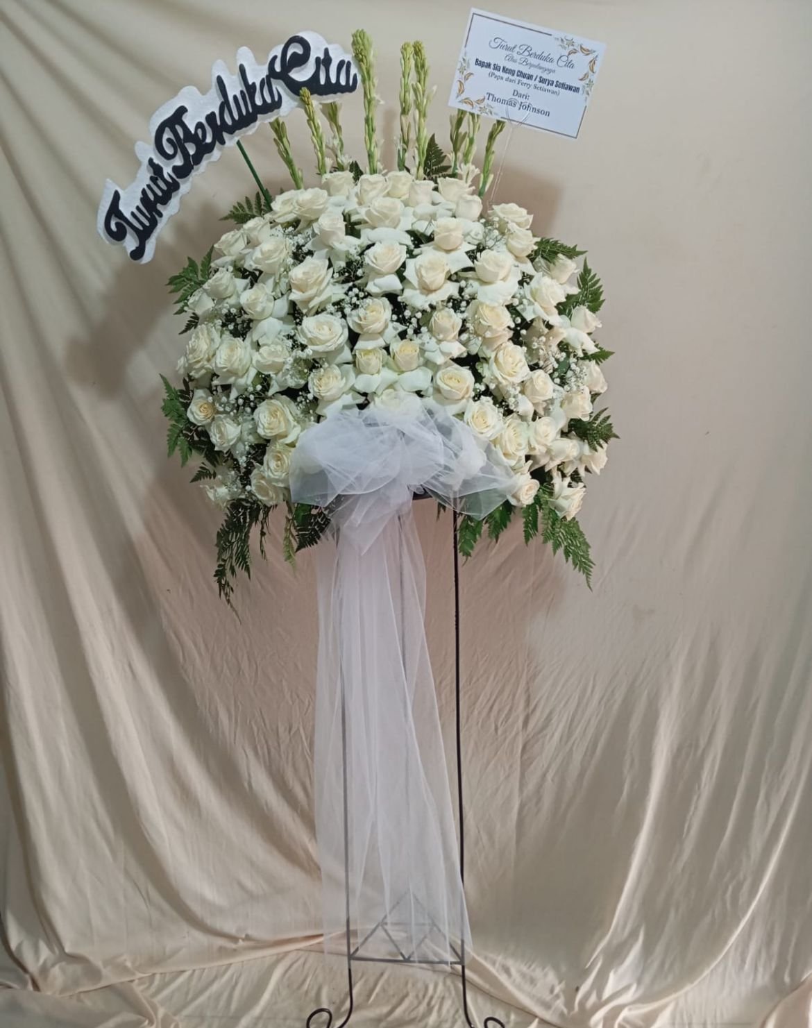 Standing flower duka cita mawar putih di Ciputat - bunga simpati CASSIOPEIA Florist Tangerang Selatan