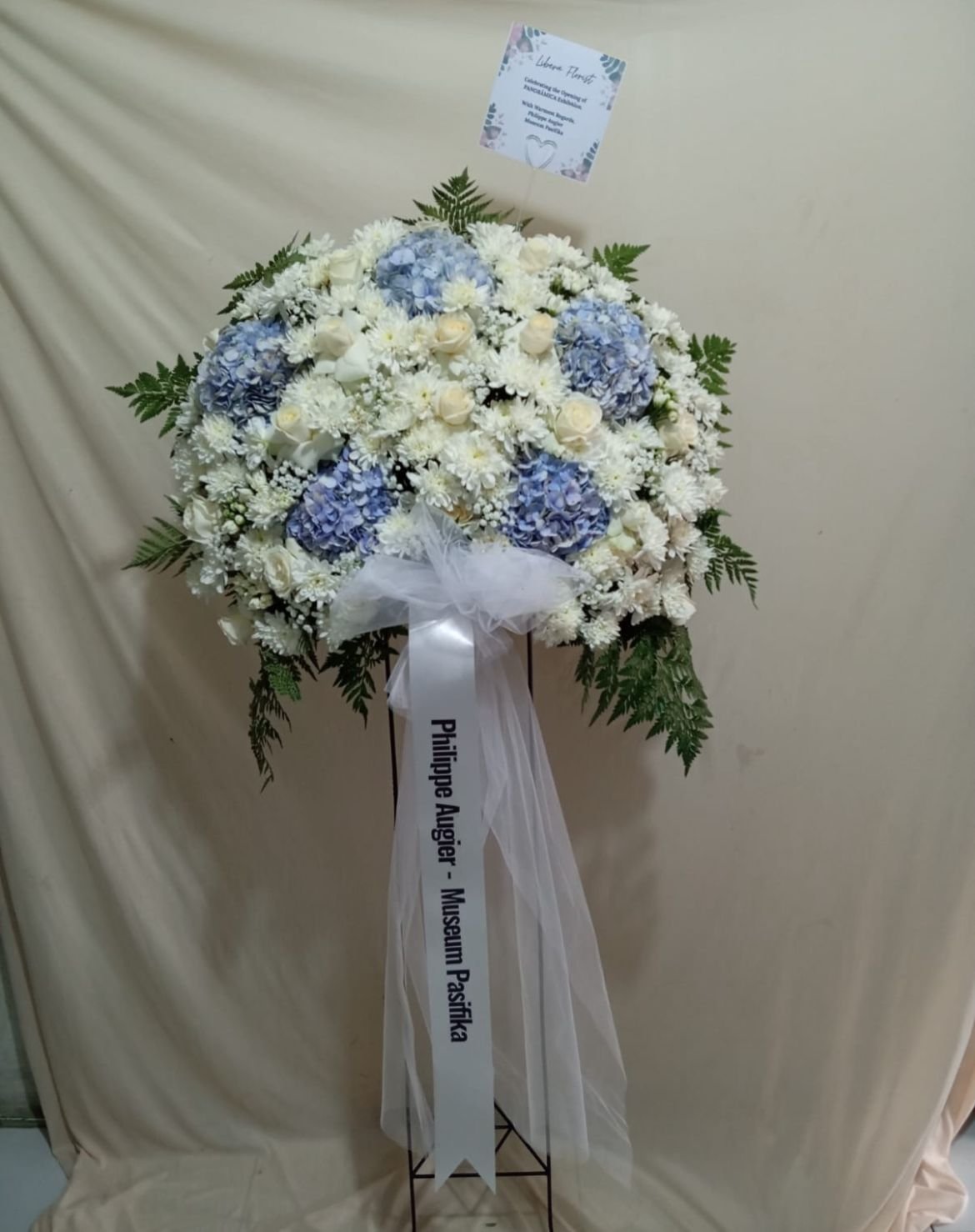 Standing flower hydrangea biru putih ucapan untuk Ciputat Timur